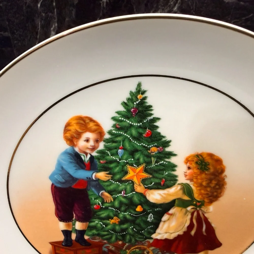 1982 AVON “Keeping the Christmas Tradition” Collector Plate w/22K Gold Trim